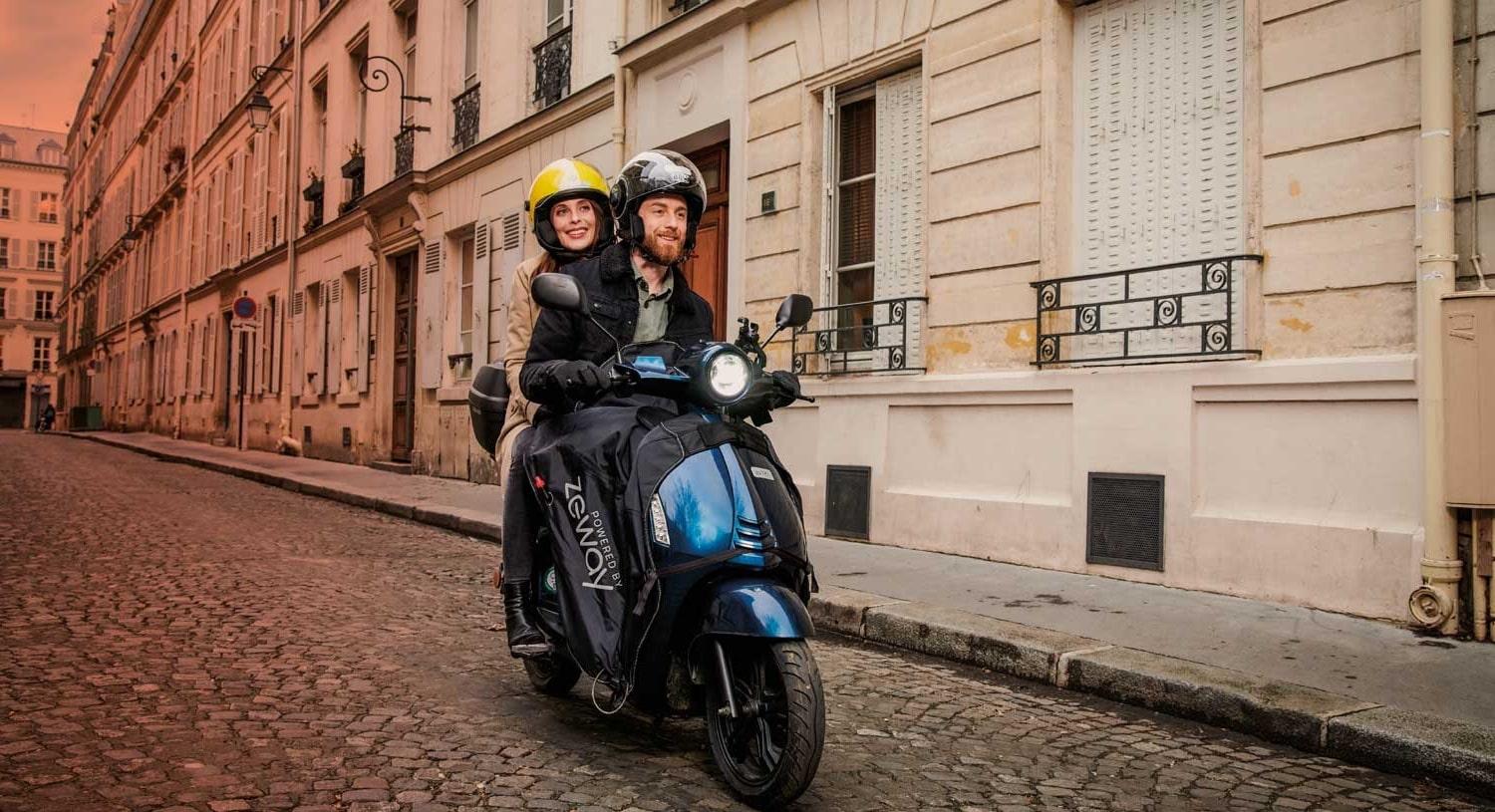 Un couple en scooter électrique